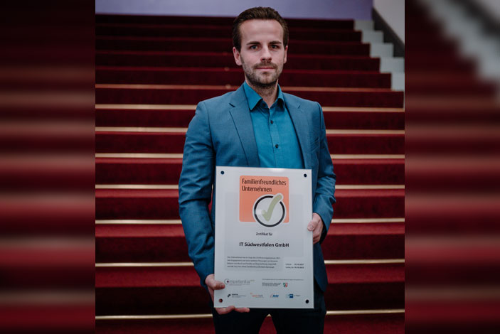 Danny Fischer mit der Urkunde für die Rezertifizierung als familienfreundliches Unternehmen